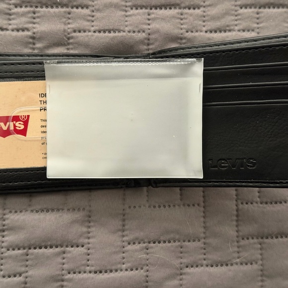 Levi's Classic Black RFID Extra Capacity Bifold Wallet - Picture 3 of 3